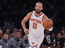 Jalen Brunson vymý�lí úto�nou akci New Yorku.