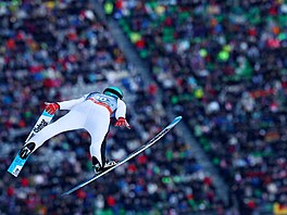 Slovinec Domen Prevc letí v Oberstdorfu.