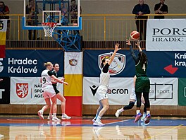 Aleah Nelsonová ze SB� Ostrava zakon�uje akci.