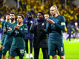 Erling Haaland a Rico Lewis d�kují fanou�k�m za podporu.