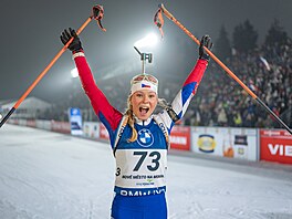 Ilona Plechá�ová slaví v cíli vytrvalostního závodu ve Vyso�ina Aren�.