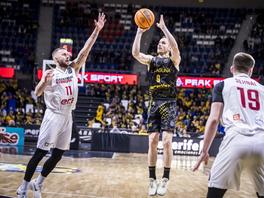 Mat�j Svoboda se sna�í zabránit ve st�ele Marcelinho Huertasovi.