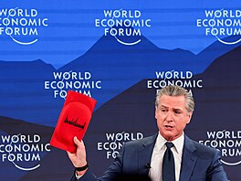 Kalifornský guvernér Gavin Newsom s kolenními podlo�kami pro politiky, kte�í...