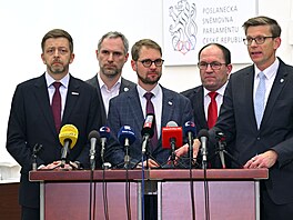 P�edsedové opozi�ních stran zleva Marek Výborný (KDU-�SL), Vít Raku�an (SPOLU),...