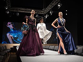 Týmy sklá��, bi�uterist� i um�leckých �kol dnes v Jabloneckém Eurocentru...