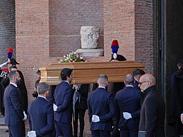 Vzpomínkový ob�ad prob�hl v bazilice Panny Marie and�l� a mu�edník� následoval...