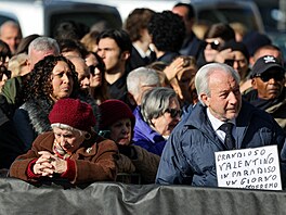 Lidé se p�ed bazilikou v centru m�sta za�ali scházet u� v ranních hodinách.