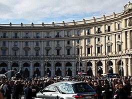 Mezinárodn� uznávaný módní d�m Valentino má sí� 211 obchod� ve více ne� 25...