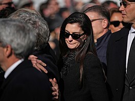 Hollywoodská here�ka Hathawayová, která se poh�bu ú�astnila za doprovodu svého...