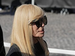 Italská módní návrhá�ka Donatella Versace na poh�bu Valentina Garavaniho.