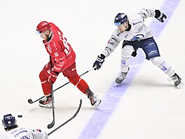 Oscar Flynn (T�inec) nají�dí do úto�ného pásma zatímco ho stíhá plze�ský Adam...