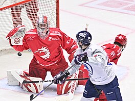 Michal Teplý (Plze�) st�ílí ve 22. minut� úvodní gól proti T�inci.