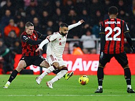 Mohamed Salah (Liverpool) brán�ný Adrienem Truffertem z Bournemouthu.