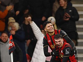 Alex Jiménez a Evanilson slaví u� ve 33. minut� druhý gól Bournemouthu v utkání...