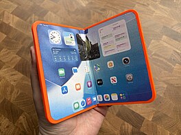 Model mo�né podoby chystaného ohebného iPhonu vyti�t�ný na 3D tiskárn�