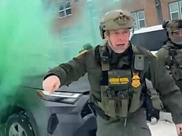 Policisté pou�ili proti demonstrant�m v Minneapolisu slzný plyn