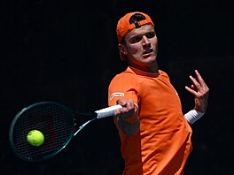 Jakub Men�ík hraje forhend ve druhém kole Australian Open.