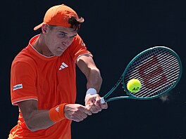 Jakub Men�ík hraje bekhend v prvním kole Australian Open.
