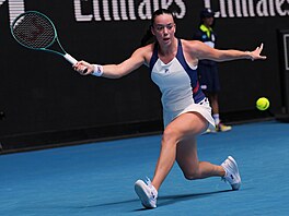 Tereza Valentová dobíhá mí�ek v prvním kole Australian Open.