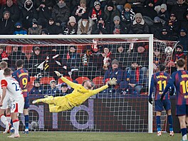Slávistický branká� Jind�ich Stan�k inkasuje gól v utkání s Barcelonou.