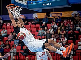 Marcus Santos-Silva z Nymburka sme�uje do brn�nského ko�e sleduje ho Adam...