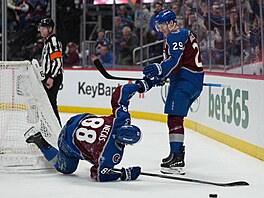 Martin Ne�as (88) si s pomoci Nathana MacKinnona stoupá, zárove� slaví gól...