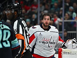 Washingtonský gólman Logan Thompson se sna�í vzpamatovat ze zásahu do masky.