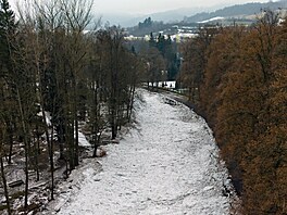 Koryto Otavy v Su�ici je plné rozlámaných ledových ker. Ledová podívaná je...