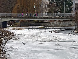 Koryto Otavy v Su�ici je plné rozlámaných ledových ker. Ledová podívaná je...