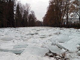 Koryto Otavy v Su�ici je plné rozlámaných ledových ker. Ledová podívaná je...