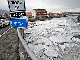 Koryto Otavy v Su�ici je plné rozlámaných ledových ker. Ledová podívaná je...