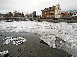 Koryto Otavy v Su�ici je plné rozlámaných ledových ker. Ledová podívaná je...