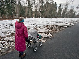 Koryto Otavy v Su�ici je plné rozlámaných ledových ker. Ledová podívaná je...