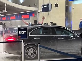 Do leti�tního terminálu v Detroitu vjelo auto a narazilo do p�epá�ky (24. ledna...