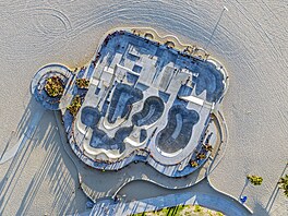 Na první pohled to m��e vypadat jako n�jaká pevnost, ale je to skatepark Venice...