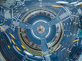 No�ní sn�ení pokrylo typický manhattanský kruhový objezd v New Yorku se sochou...