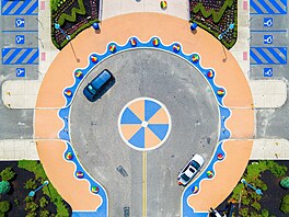 Kruhový objezd m��e p�i pohledu shora p�ipomínat lízátko. Tento se dotýká...