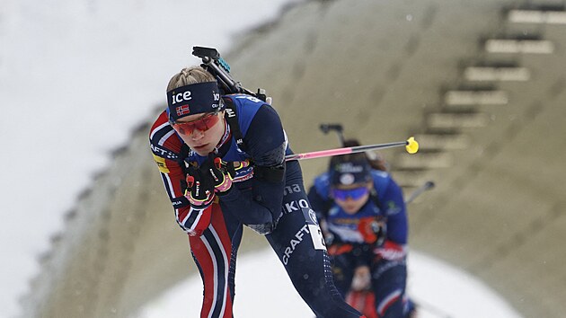 Norsk� biatlonistka Juni Arnekleivov� ve �tafet�ch v singl mixu.