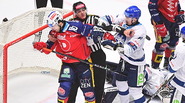 Rozhod�� roztrh�v� �arv�tku v utk�n� PArdubice vs. Kladno.