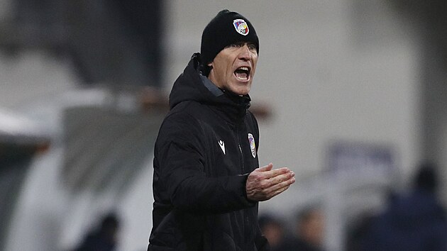 Plze�sk� kou� Martin Hysk� rozd�v� pokyny.