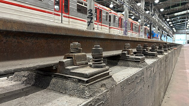 Detailn� pohled na uchycen� kolejnic metra ukazuje pe�liv� odizolov�n� od zem�.
