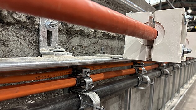 Zabr�nit tvorb� bludn�ch proud� pom�h� i izolace kabelov�ch �lab� od okoln�ho ost�n�.