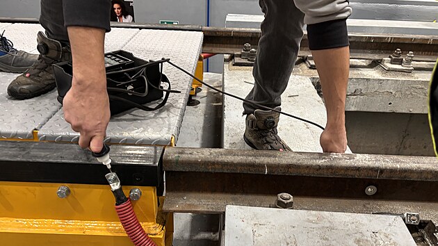 Pracovn�k DPP prom��uje kolej