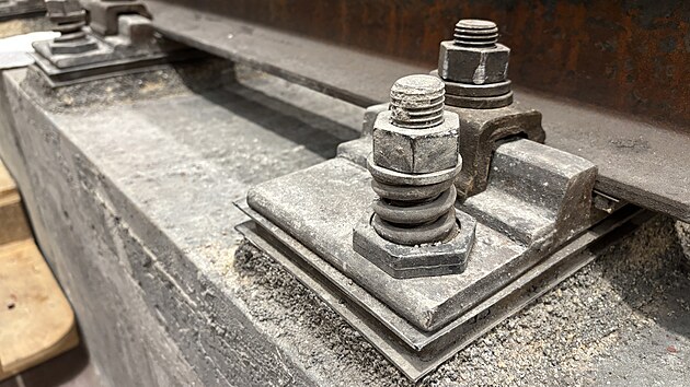 Detail izolovan�ho uchycen� kolejnice metra