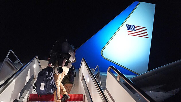 Letadlo s americk�m prezidentem Donaldem Trumpem m���c� do �v�carska se kv�li z�vad� vr�tilo na marylandskou z�kladnu Andrews. (20. ledna 2026)