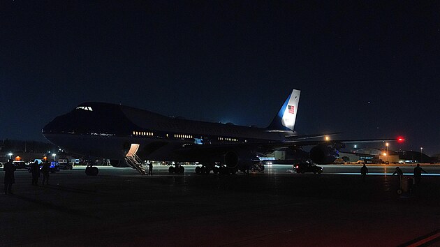 Letadlo s americk�m prezidentem Donaldem Trumpem m���c� do �v�carska se kv�li z�vad� vr�tilo na marylandskou z�kladnu Andrews. (20. ledna 2026)