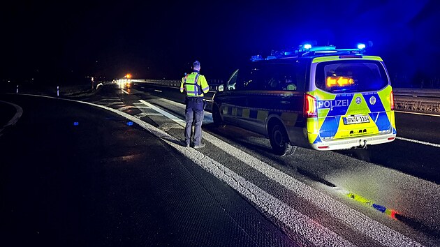 Ledovka komplikuje dopravu i v Německu. Při sérii nehod na západě zemřeli tři lidé