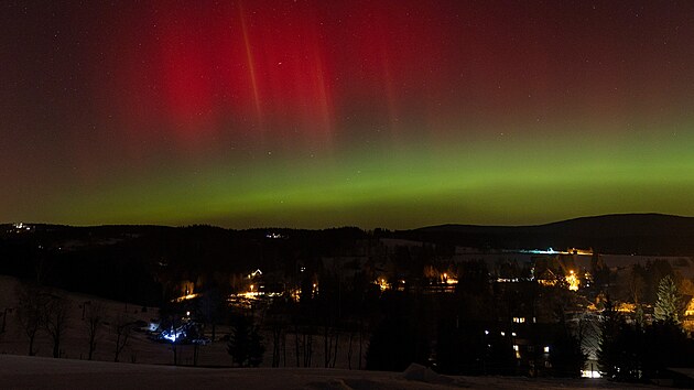 �eskou oblohu rozz��ila pol�rn� z��e. (19. ledna 2026)