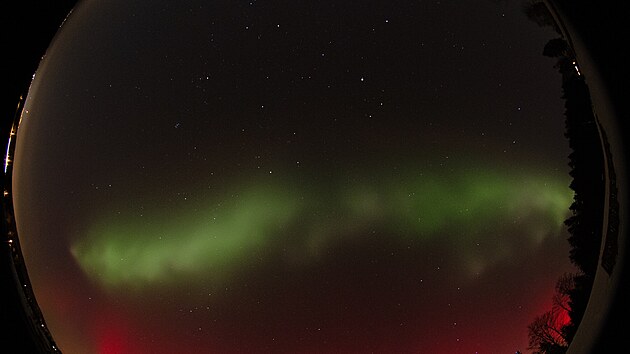 �eskou oblohu rozz��ila pol�rn� z��e. (19. ledna 2026)