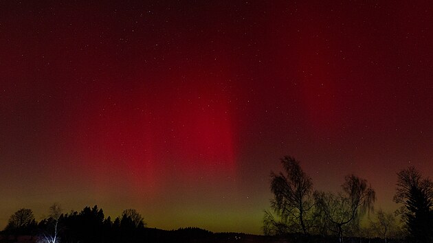 �eskou oblohu rozz��ila pol�rn� z��e. (19. ledna 2026)